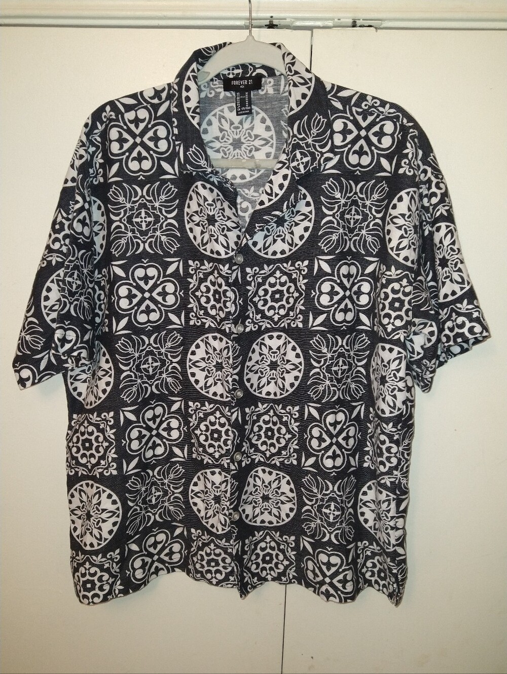 Forever 21 Ornate Print Linen Blend Short Sleeve Shirt Men's sz Medium.